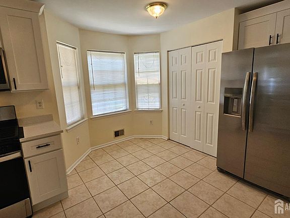 3rd image of 405 Cobblestone Ct