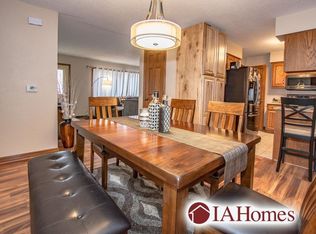 1051 Eisenhower Rd, Hiawatha, IA 52233