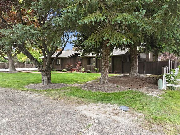 3rd image of 2831 9th Ave E