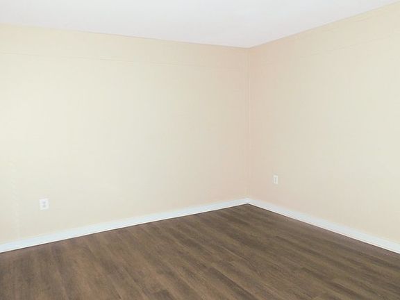 4th image of 46823 Flower Dr