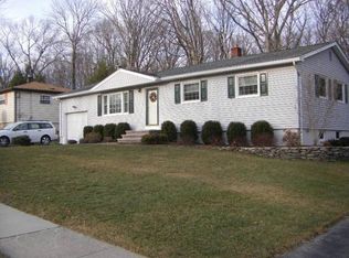 22 Highland Rd, Oak Ridge, NJ 07438