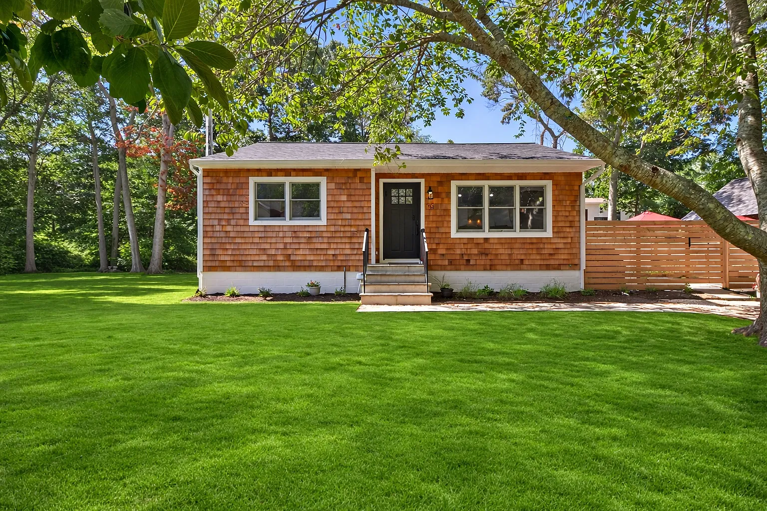 Renovated Springs Cottage Near Bay Beaches and Waterfront Dining — Photo 1