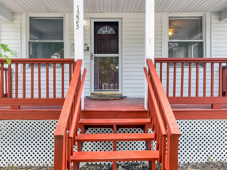 1223 Gruner Pl — Photo 5