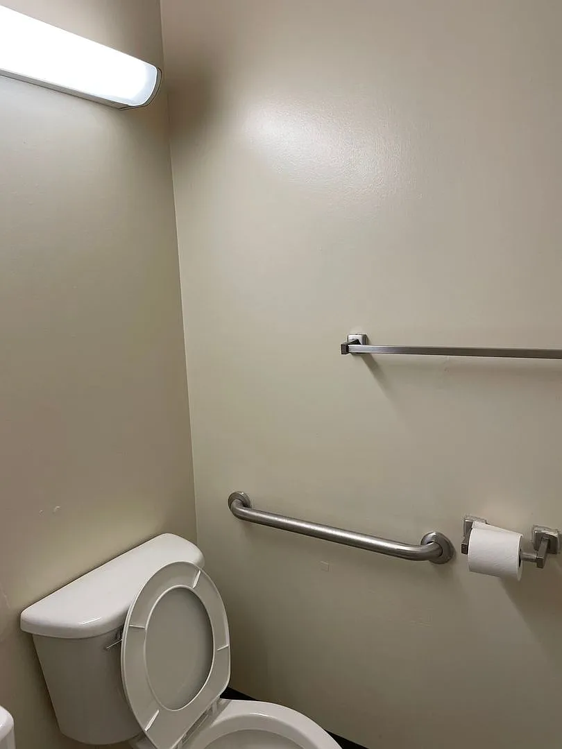 Cute 1 Bedroom Apartment in Senior Building — Photo 3