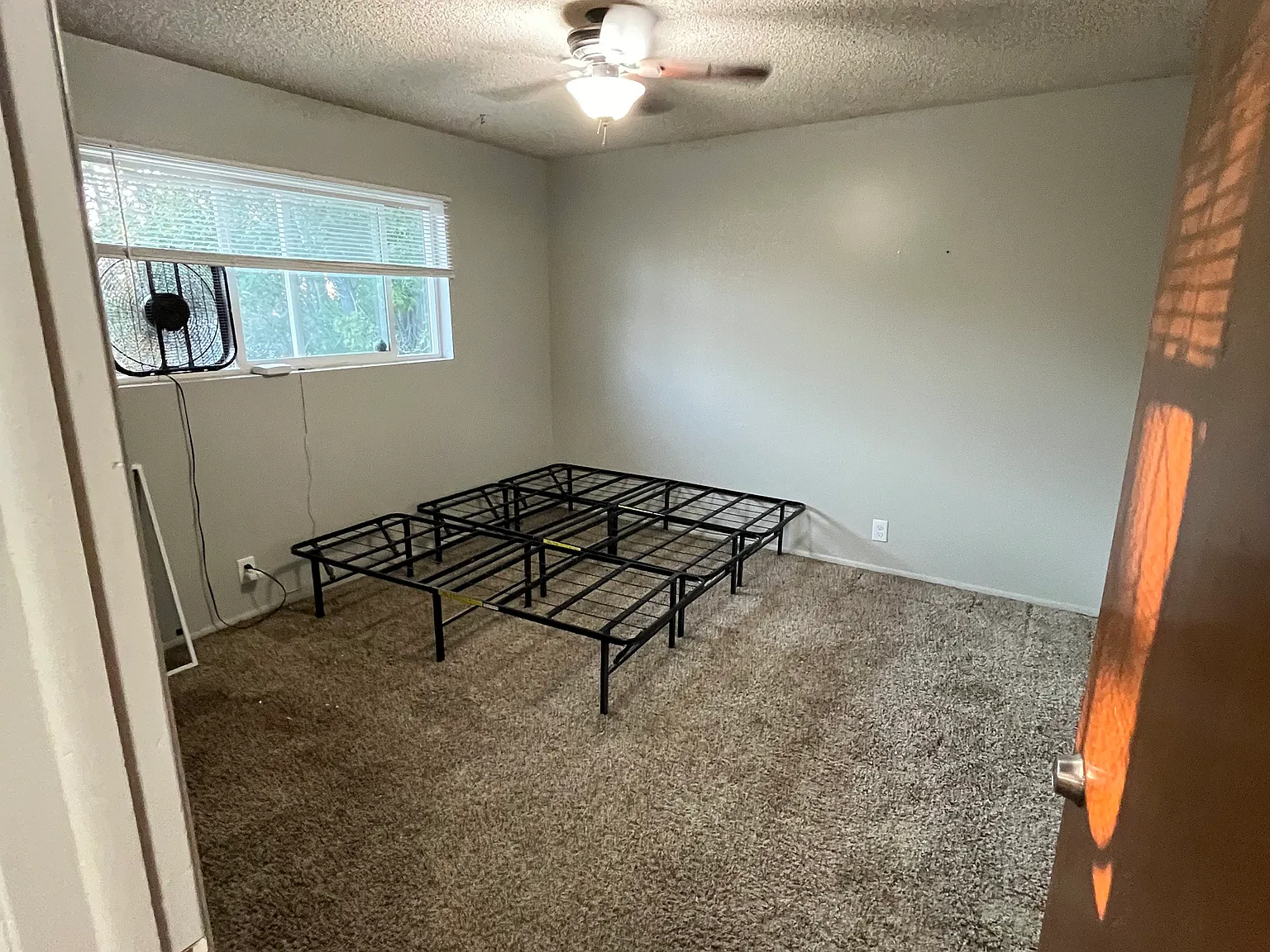 6 bed, 1954 sqft, $3,200 — Photo 3