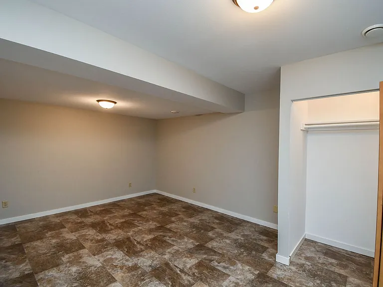1115 N Duluth Ave — Photo 28