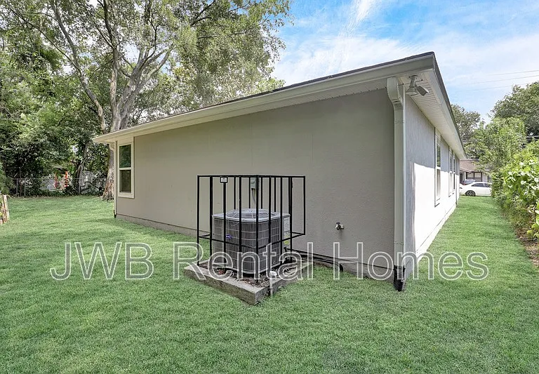1923 Broadway Ave — Photo 11