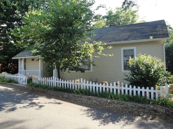 9 Hampton Ave, Ware Shoals, SC 29692