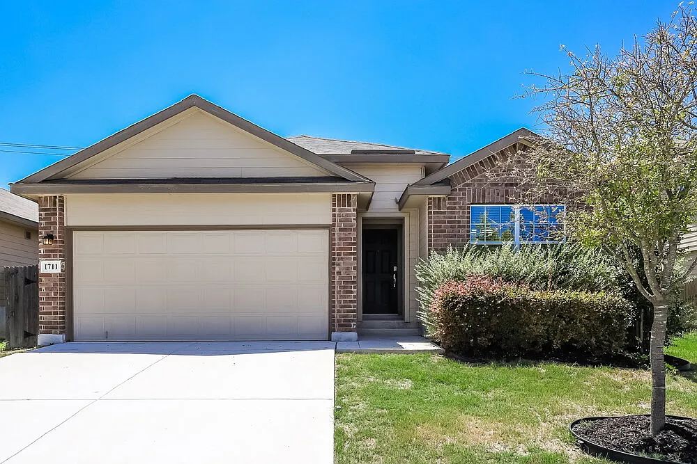 3 bed, 2.0 bath, 1652 sqft, $2,100 — Photo 3