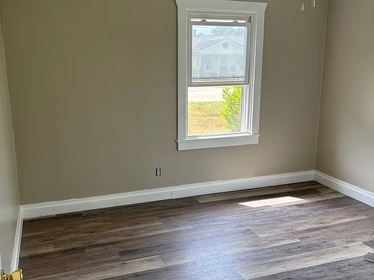 304 Glenn St — Photo 3