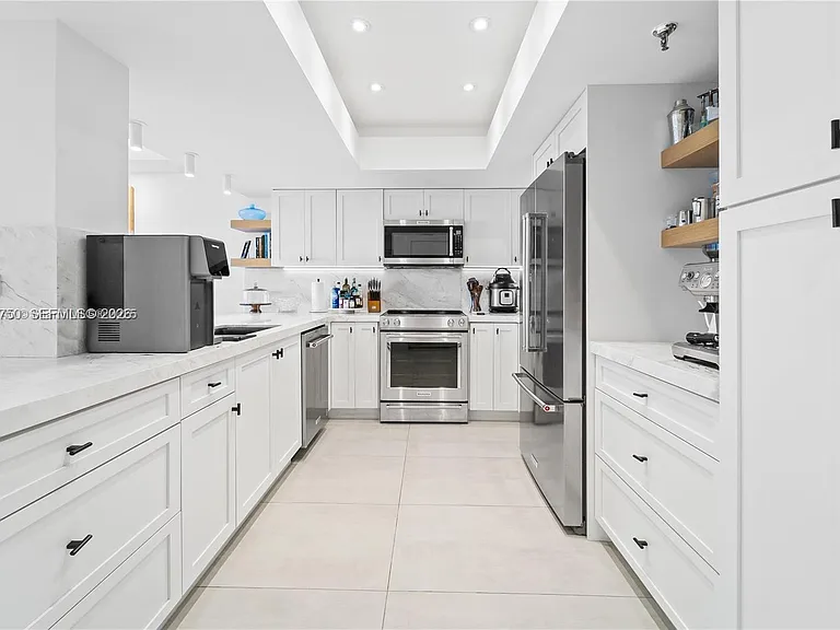 520 Brickell Key Dr — Photo 6