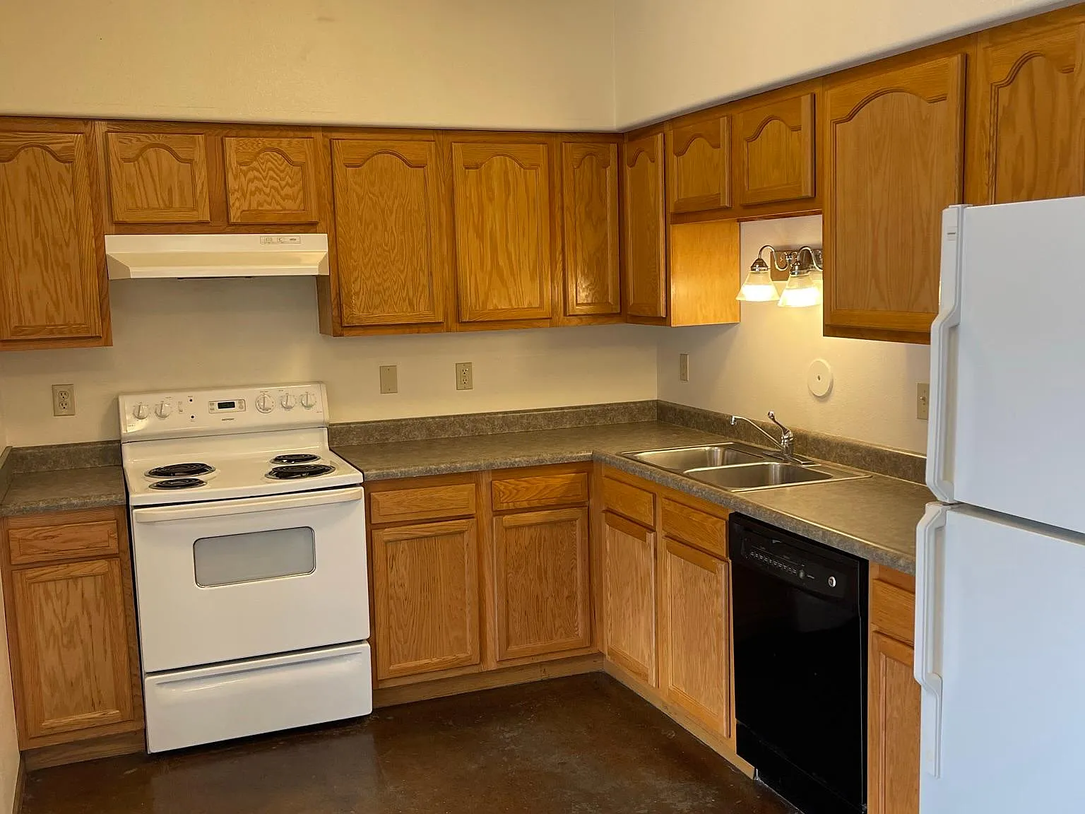 3 bed, 1072 sqft, $1,930 — Photo 3