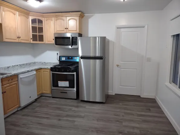 2310 Rochester Ct, Troy, MI 48083