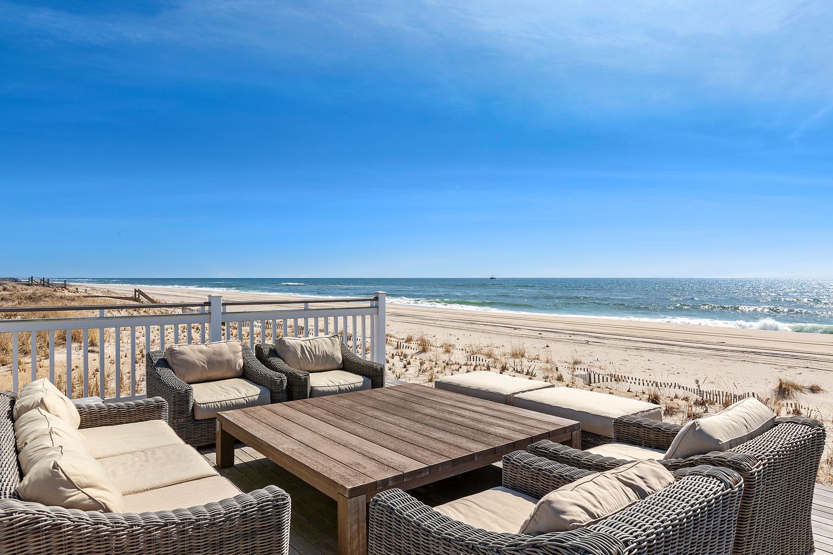  Oceanfront Sun Deck off Private Walkway