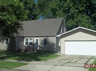303 6th Ave SW, Wells, MN 56097