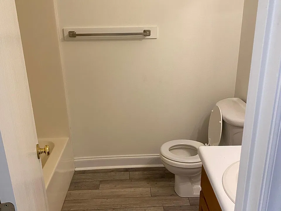 Hall/full bath