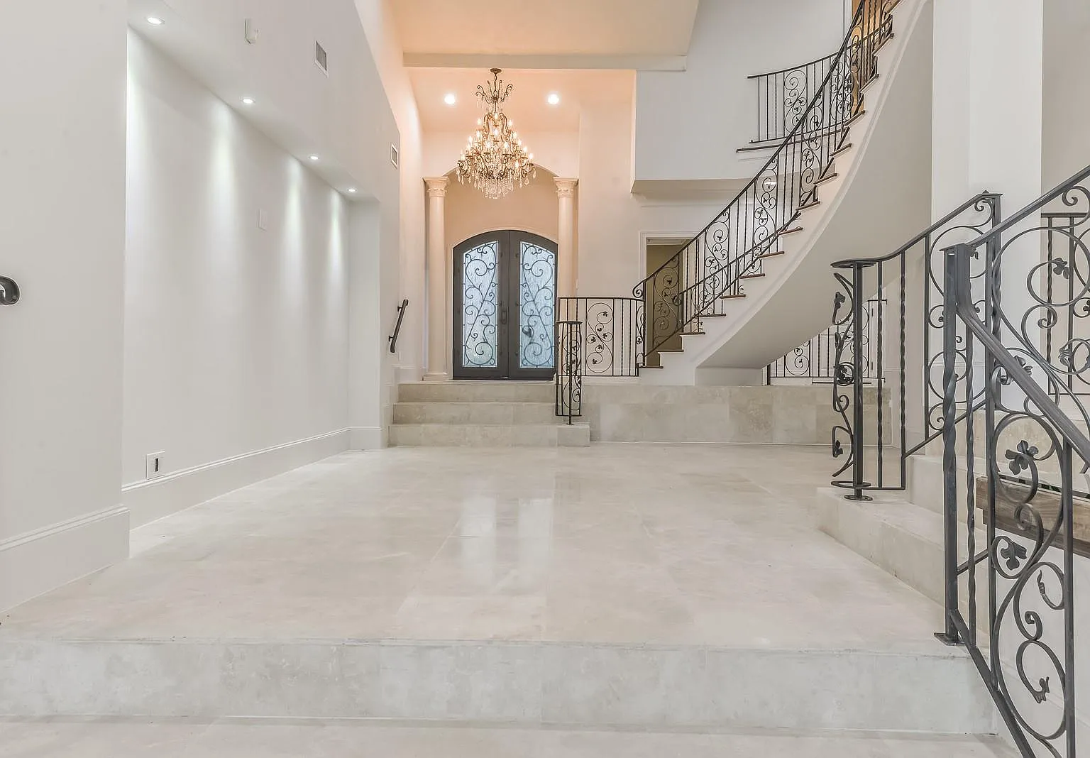 4 bed, 5.5 bath, 4516 sqft, $7,250 — Photo 3