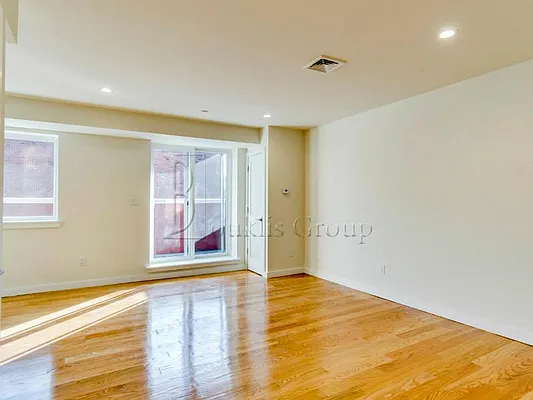 Rented by Bouklis Group | media 25