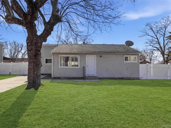 17 Cedar Street, Central Islip, NY 11722