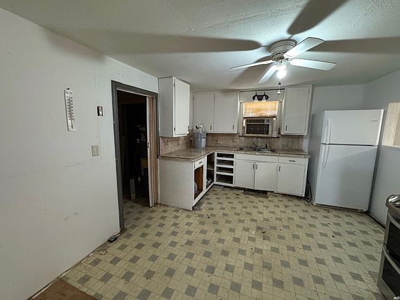 2nd image of 801 E Avenue C