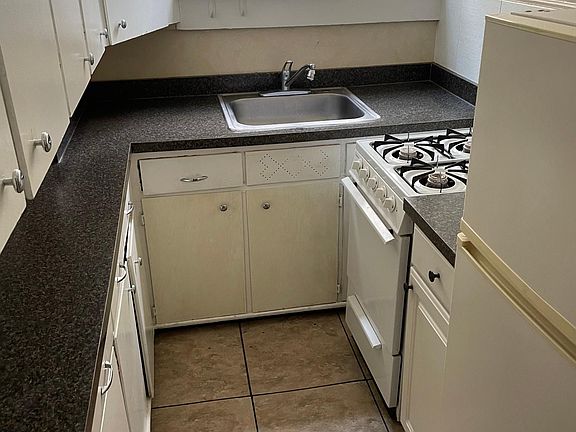 5th image of 607 Crescent St NE