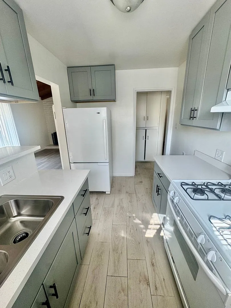 120-126 N. Dunning Ave. — Photo 4