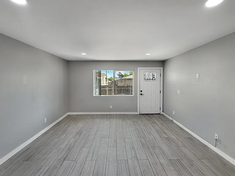 2452 E Ingersoll St — Photo 8