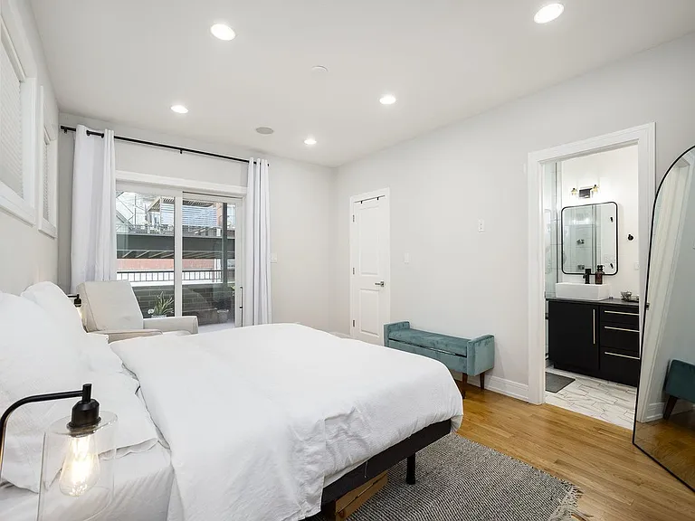 821 W Roscoe St #1 — Photo 128