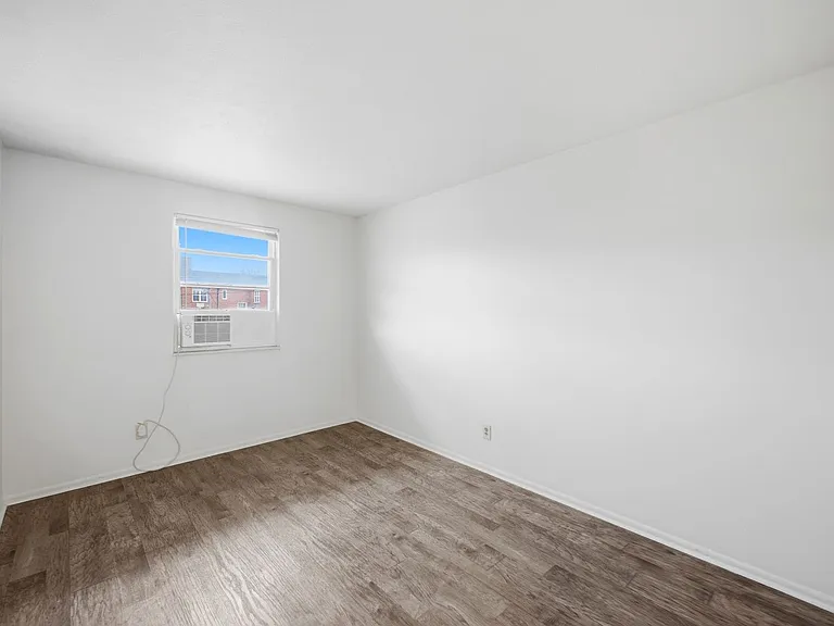 542 Riverview Dr — Photo 2