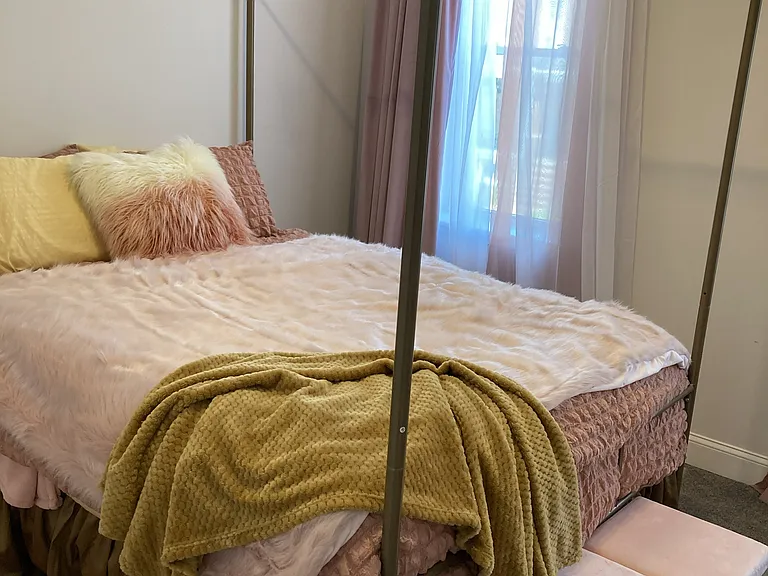 Guest bedroom.
