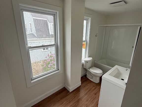 4th image of 136 Campbell St #2