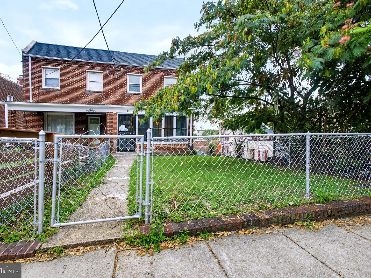3 bed, 1.5 bath, 1492 sqft, $6,210 — Photo 3