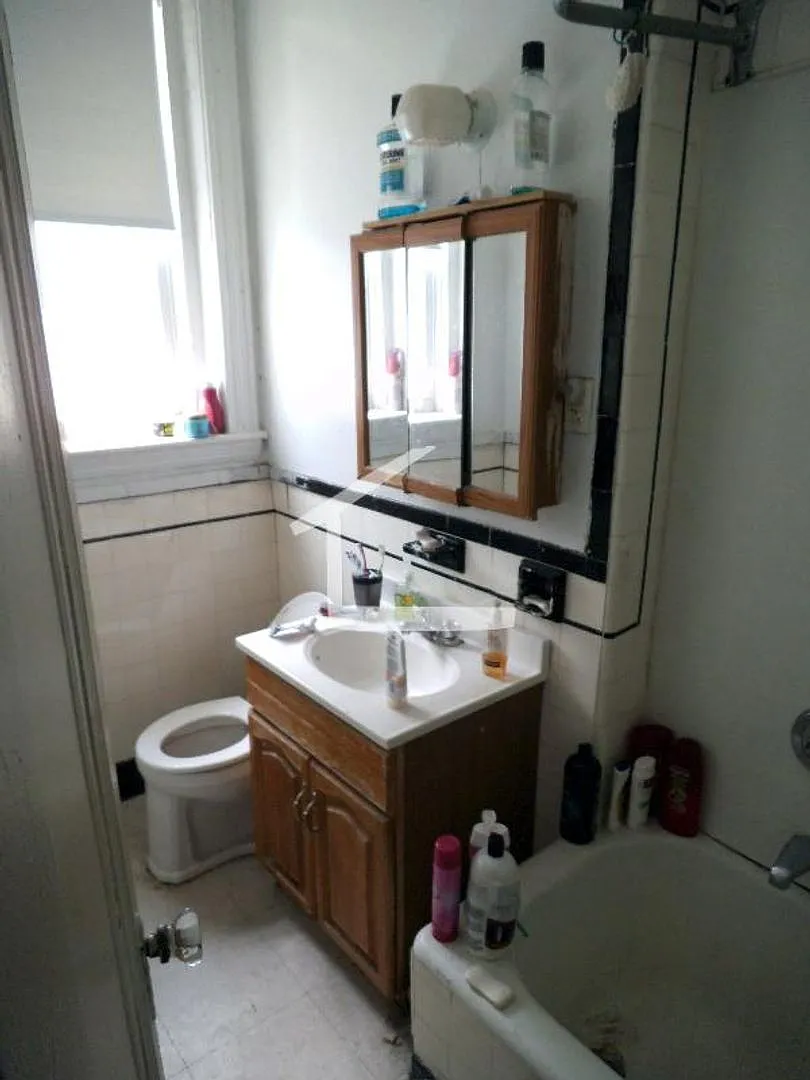 No brokers Fee, No Security Deposit, Elevator, Laundry, Heat, Hot Water Included, Parking for Rent — Photo 3