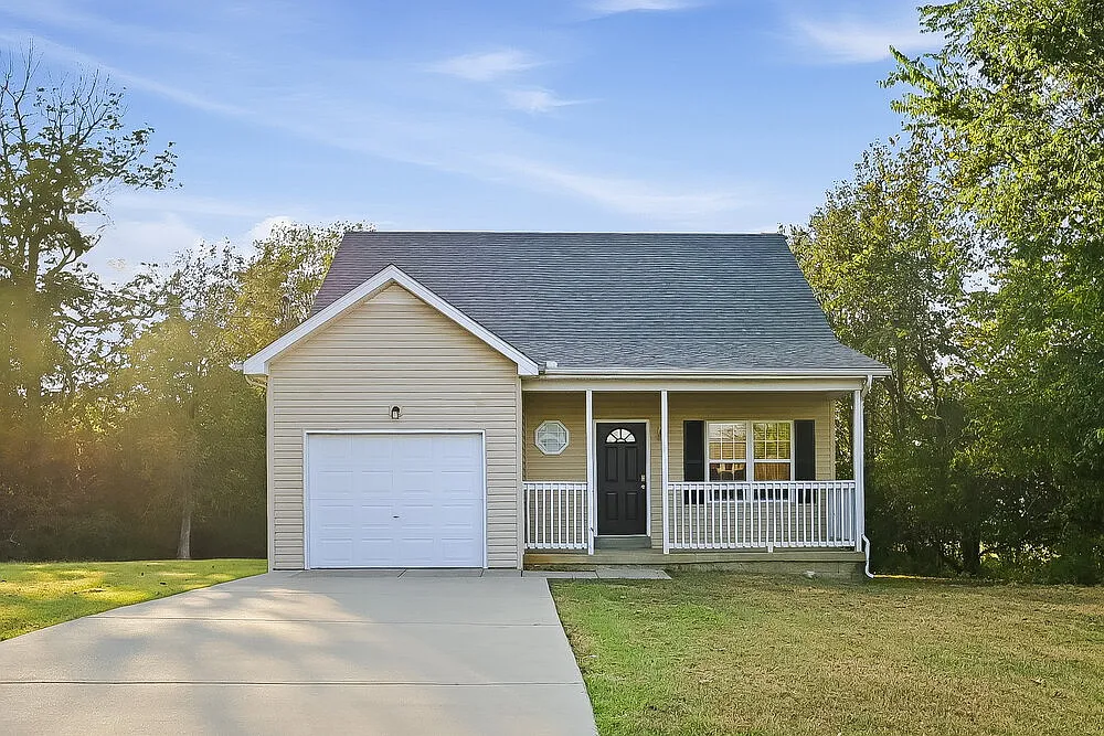 3 bed, 2.0 bath, 1252 sqft, $1,985 — Photo 1