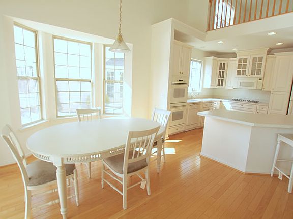 BREAKFAST RM W/BAY WINDOW