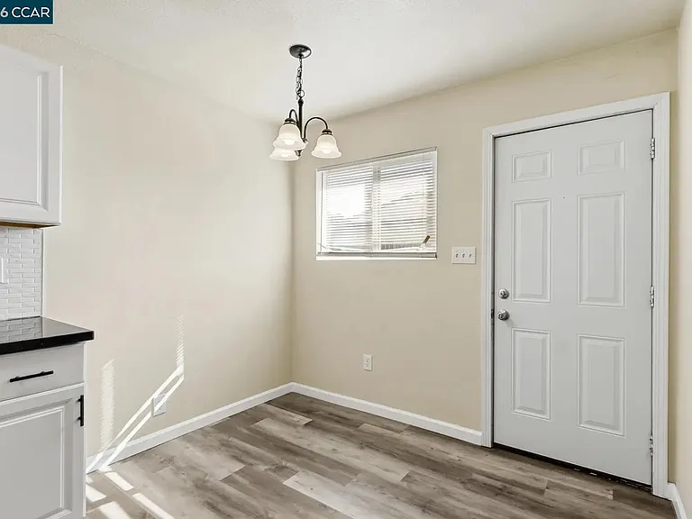 2225 E Myrtle St — Photo 8