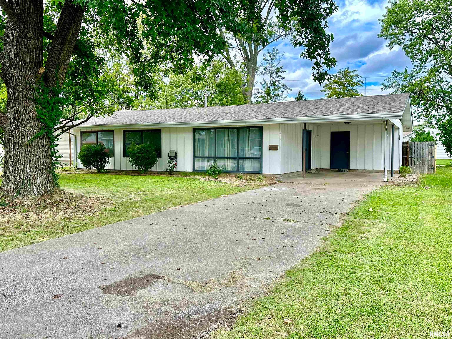 711 E 4th St, Flora, IL 62839 Zillow