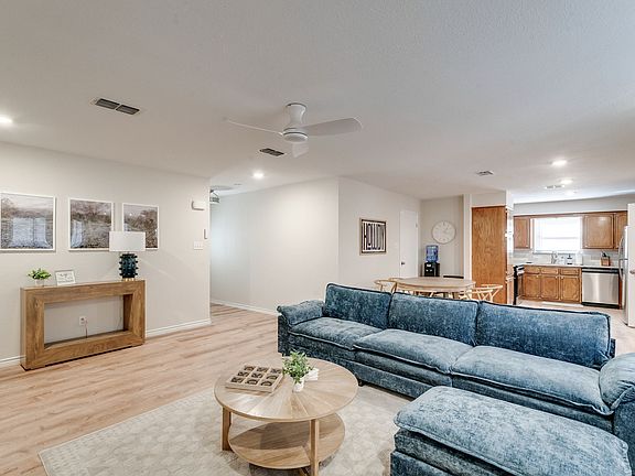 2nd image of 401 Bluebonnet St