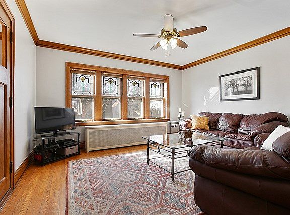 Large Living room, beautiful lead glass.