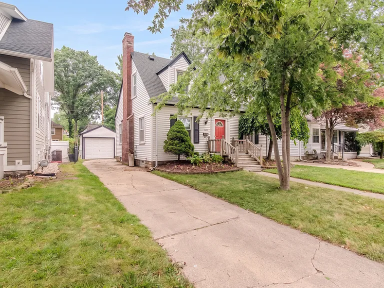 727 Forest Ave — Photo 2