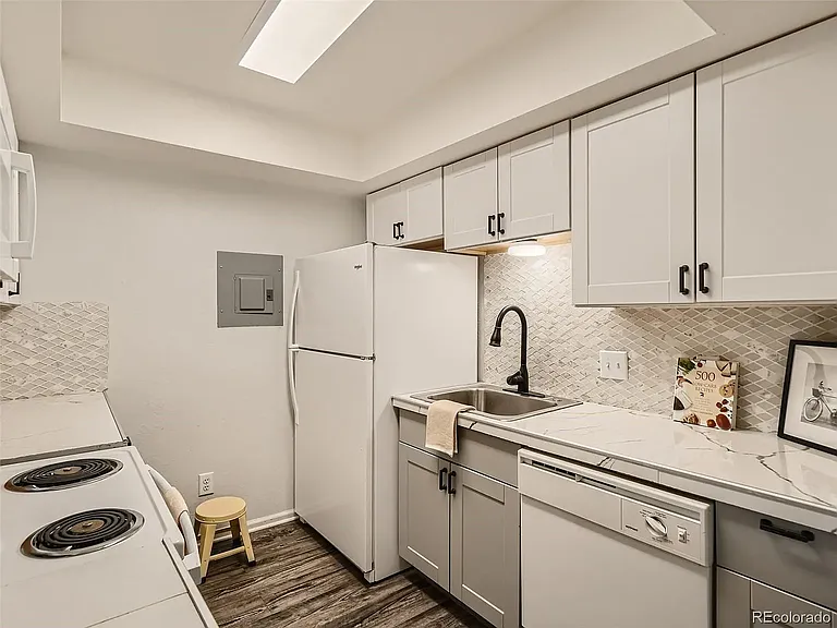 1370 Estes St #302 — Photo 8