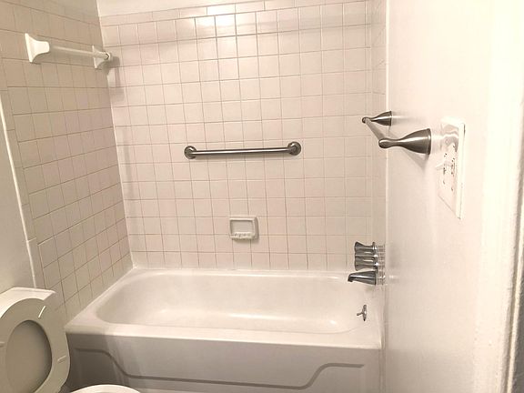 4th image of 958 Thousand Oaks Dr