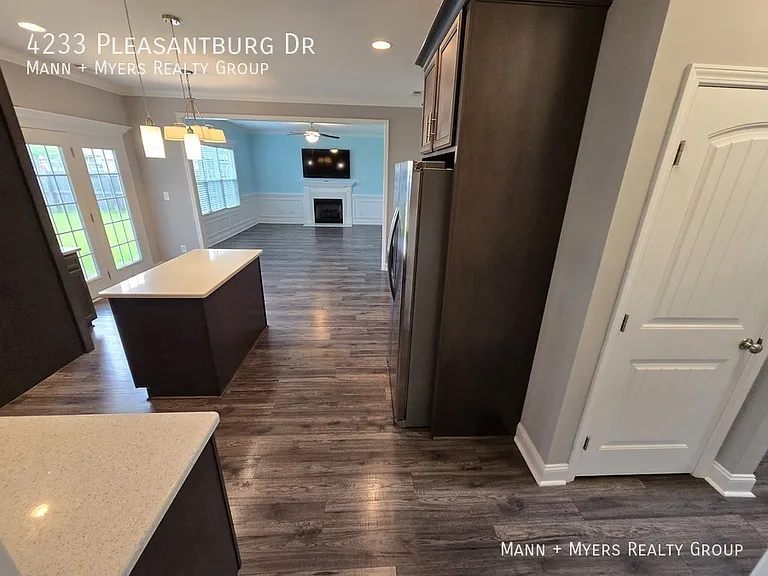 4233 Pleasantburg Dr — Photo 10