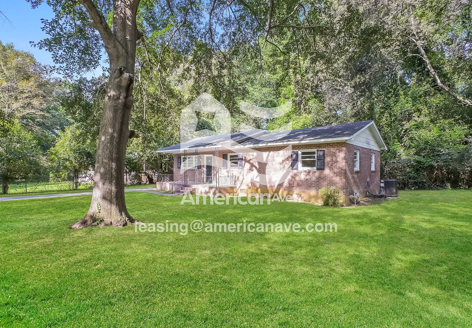 3 bed, 1.0 bath, 1081 sqft, $922 — Photo 2