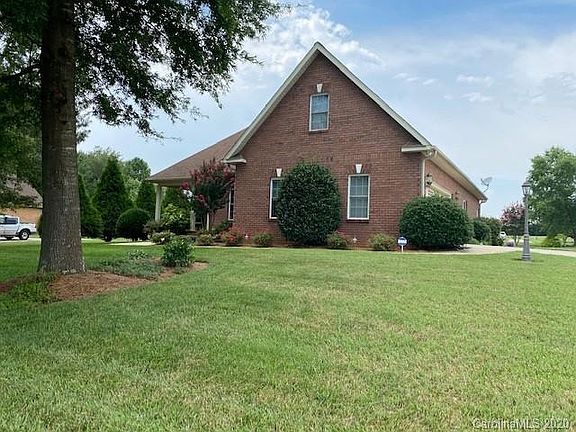 3rd image of 118 Winding Brook Way