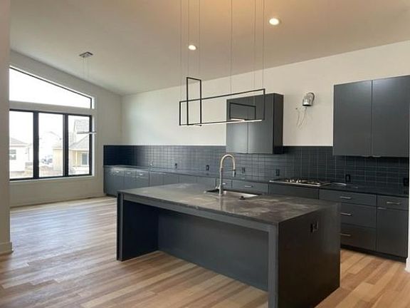 5th image of 17405 Richards St