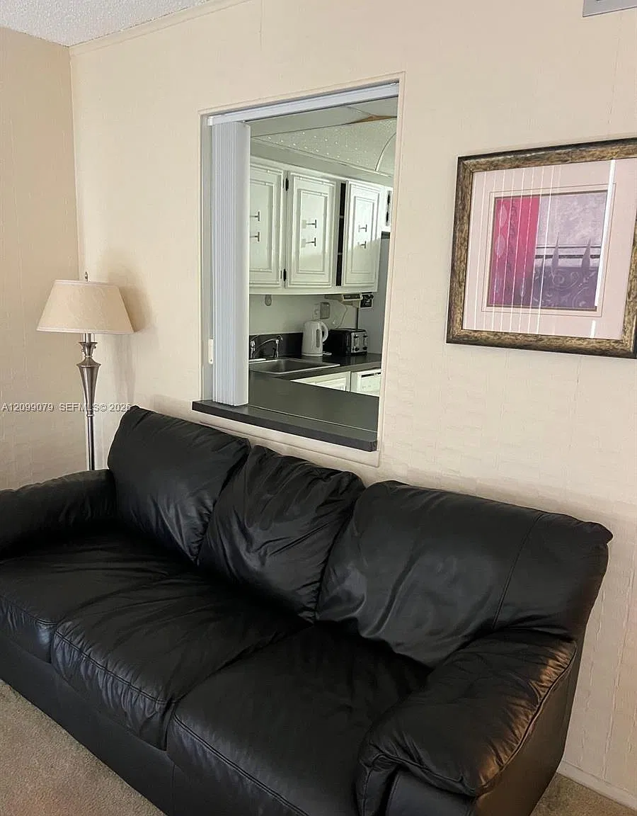 Desoto Park Condo — Photo 1