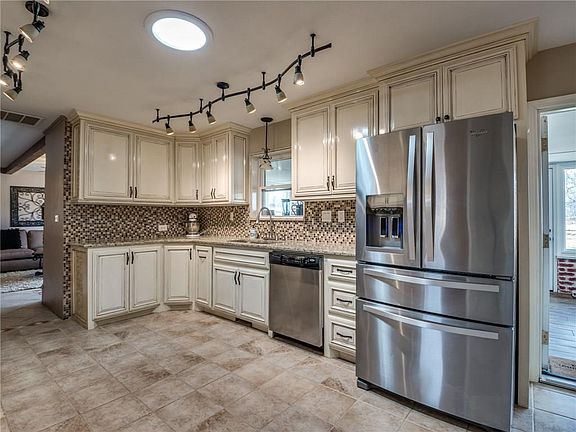5th image of 26 Horseshoe Ln