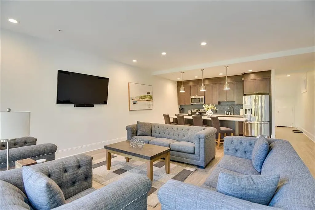 4 bed, 4.0 bath, 1216 sqft, $4,200 — Photo 1