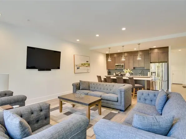 1 River Ln #2, Newport, RI 02840